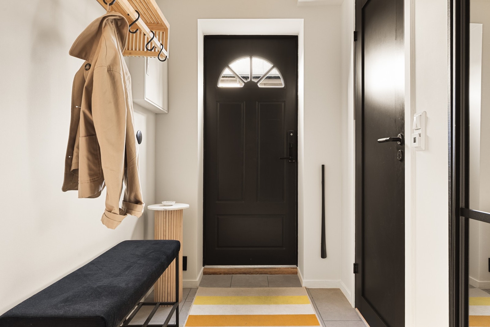 Entréen ønsker deg velkommen med et lyst og moderne uttrykk. Galleribilde