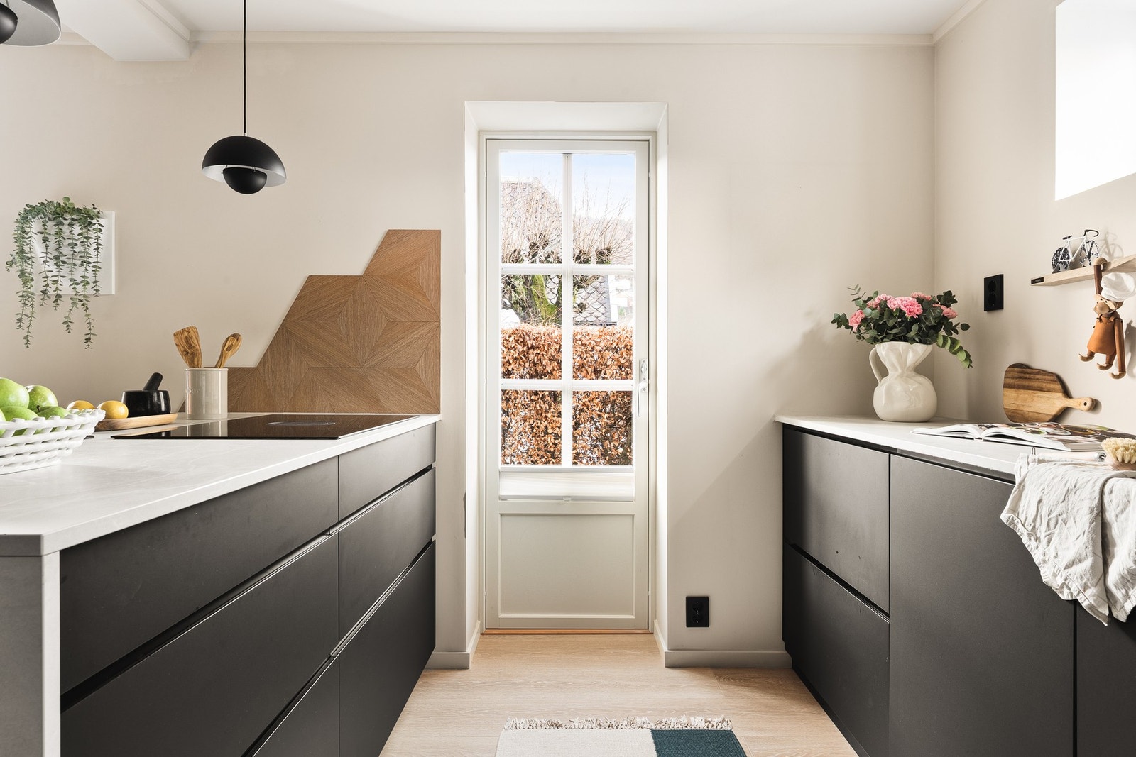 Vinduene i stuen og terrassedøren på kjøkkenet er skiftet i 2021. Galleribilde