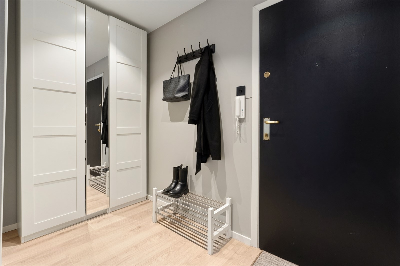 Entreen er innredet med et garderobeskap med god plass til oppbevaring av yttertøy og sko. Galleribilde