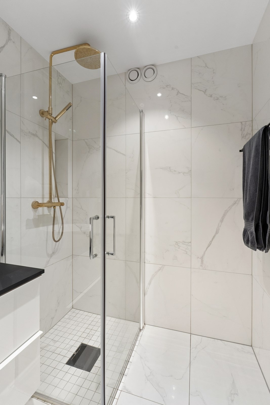 Det er spotter i taket og varmekabler i gulvet. Galleribilde