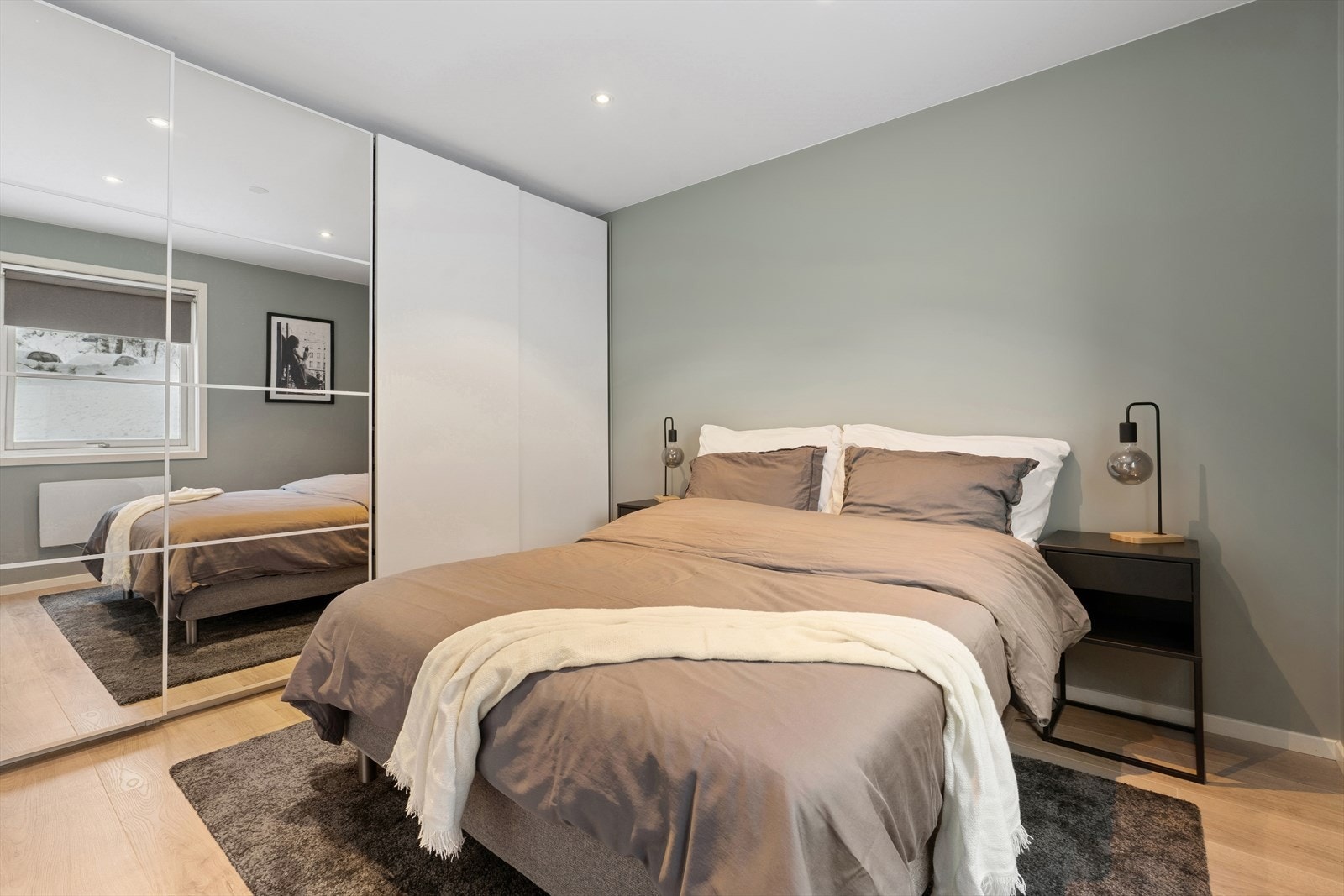 Videre er soverommet innredet med en garderobeløsning med god plass til oppbevaring av tøy og diverse. Galleribilde