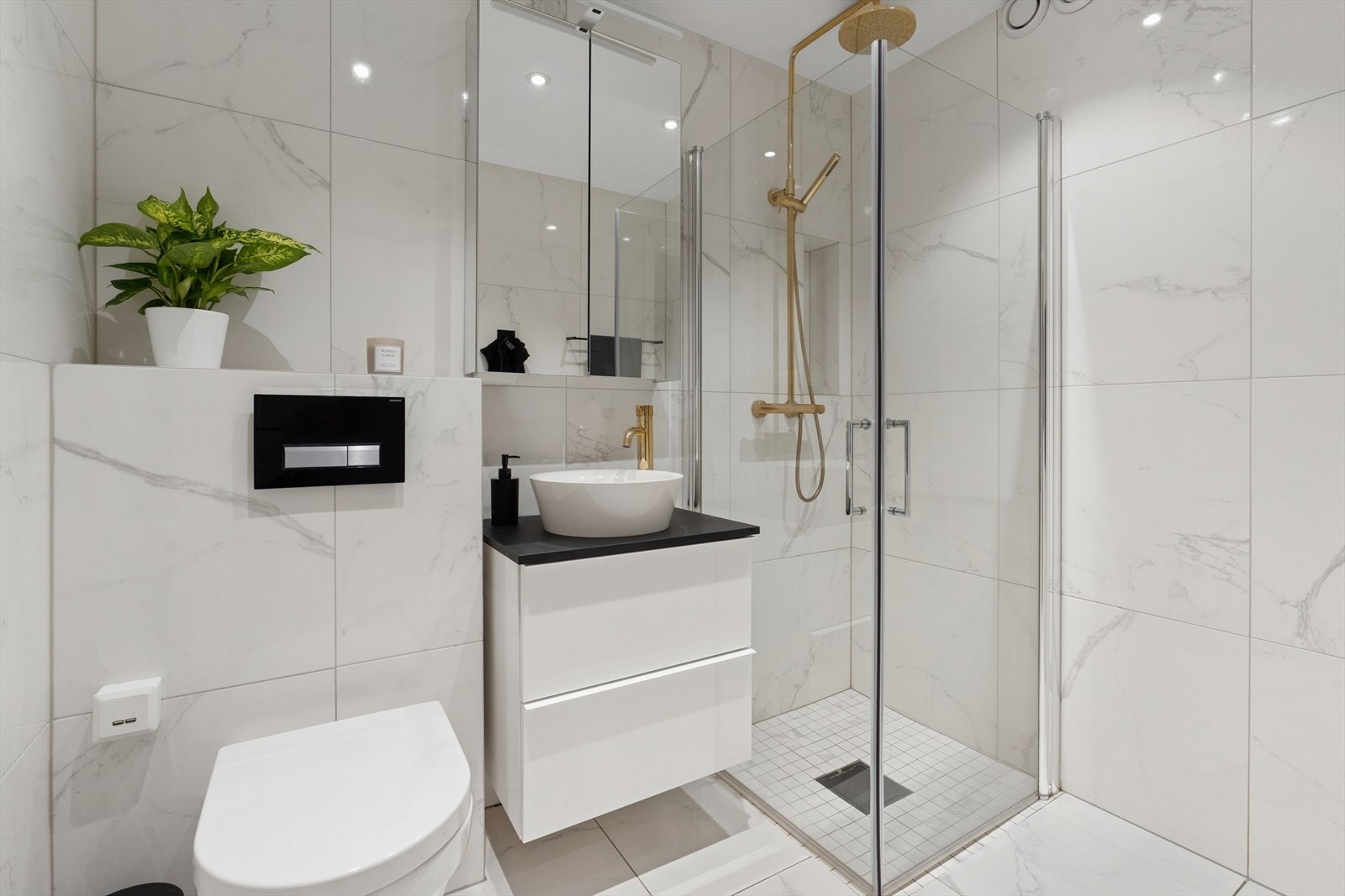 Moderne og pent bad. På veggen er det USB port med mulighet for å lade evt. telefoner eller høyttalere. Galleribilde