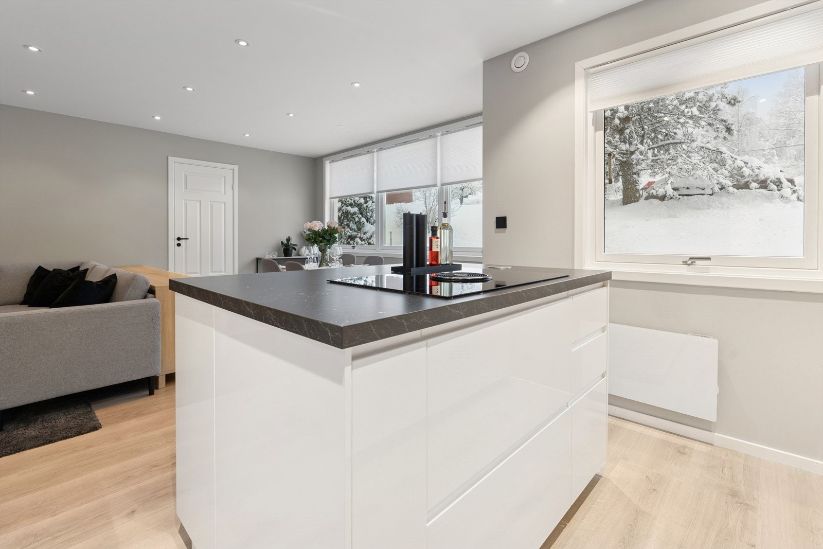 Det er rikelig med plass på begge sider av kjøkkenøya og med stikkontakter som enkelt kan skjules. Galleribilde