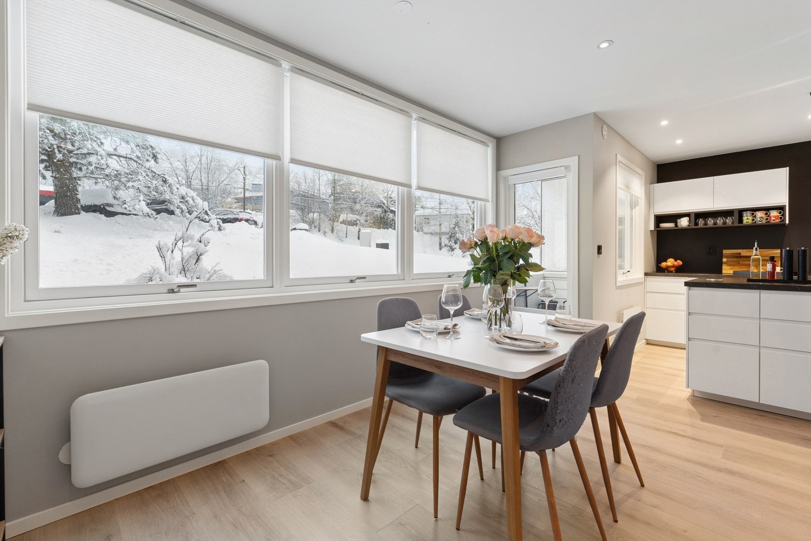 Den åpne løsningen mellom stue og kjøkken gir gode rammer for det sosiale og hverdagslige. Galleribilde