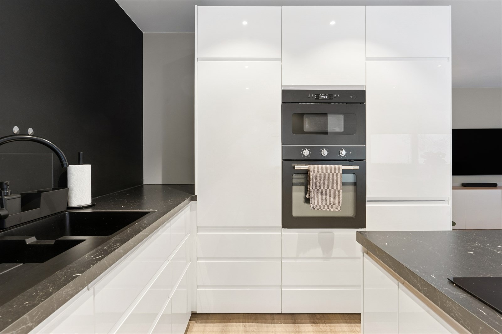 Det er integrerte hvitevarer som kjøl-/fryseskap, stekeovn, mikrobølgeovn, oppvaskmaskin og integrert vaskemaskin. Galleribilde