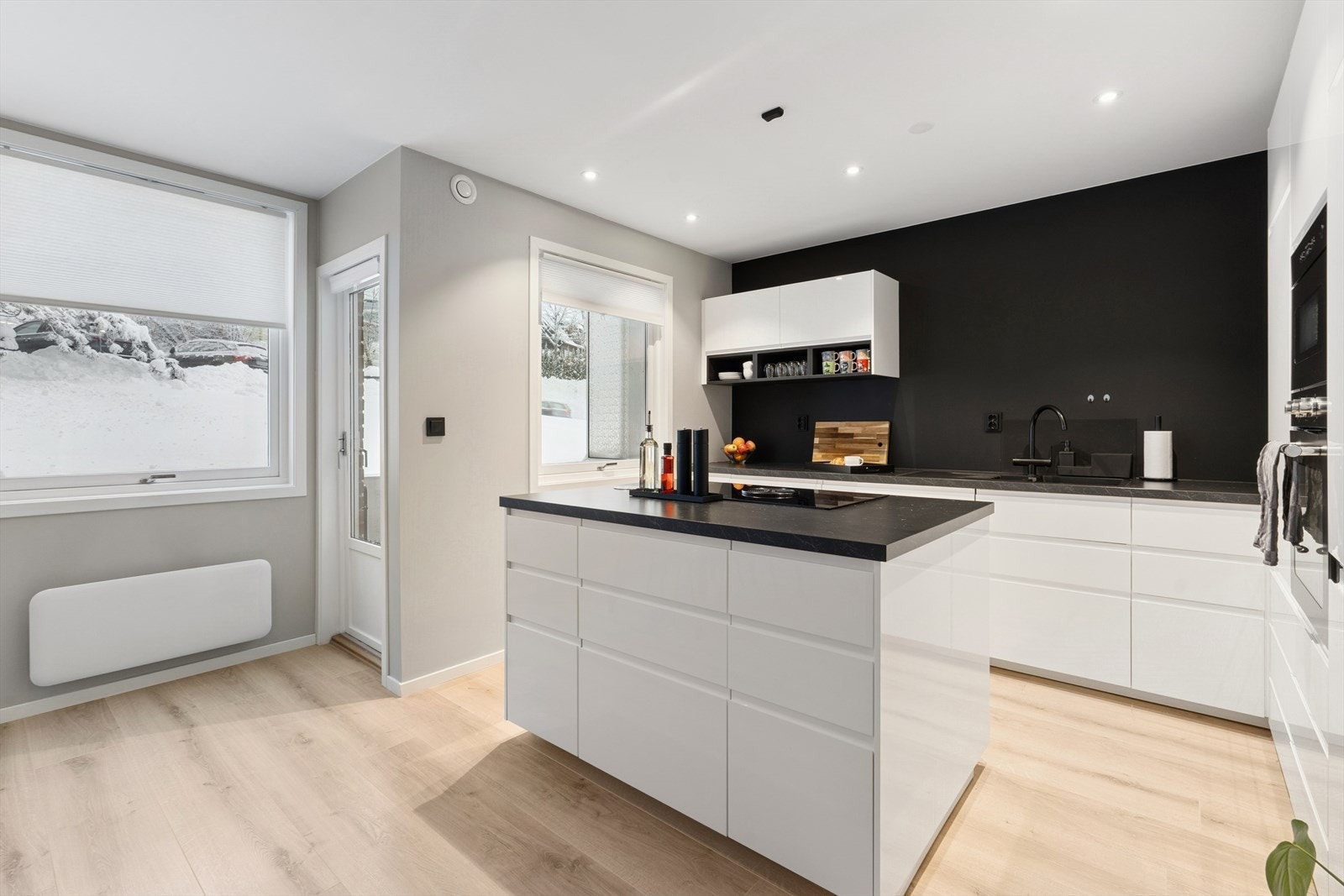 Stilrent kjøkken fra 2019 med kjøkkenøy og integrerte hvitevarer. Galleribilde