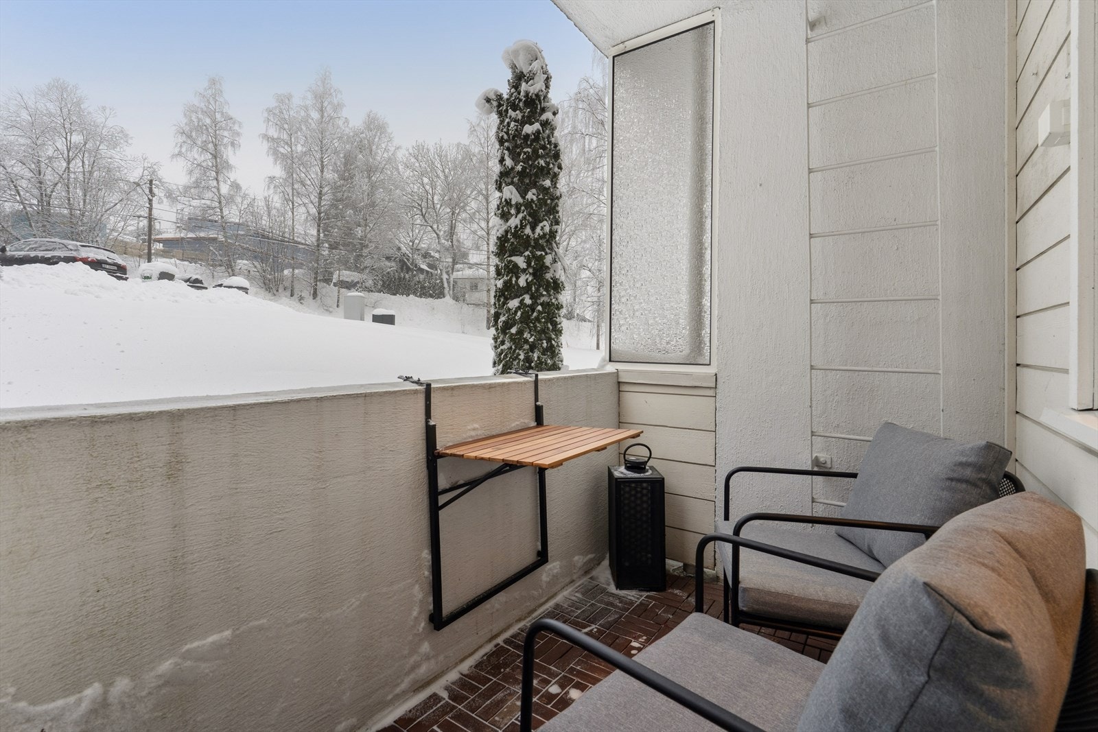 Utgang fra stue til overbygd balkong på 3,5m² vendt mot vest. Galleribilde