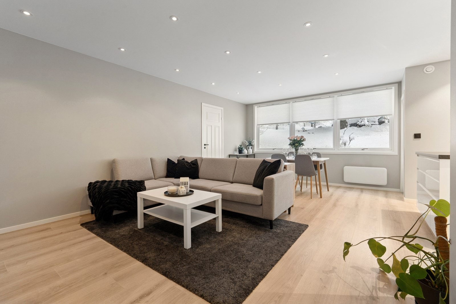 Leiligheten har en romslig stue som oppleves som lett å innrede. Galleribilde