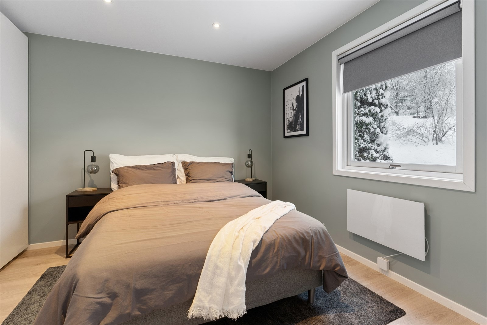 Leiligheten har et romslig soverom med god plass til dobbeltseng med tilhørende nattbord. Galleribilde