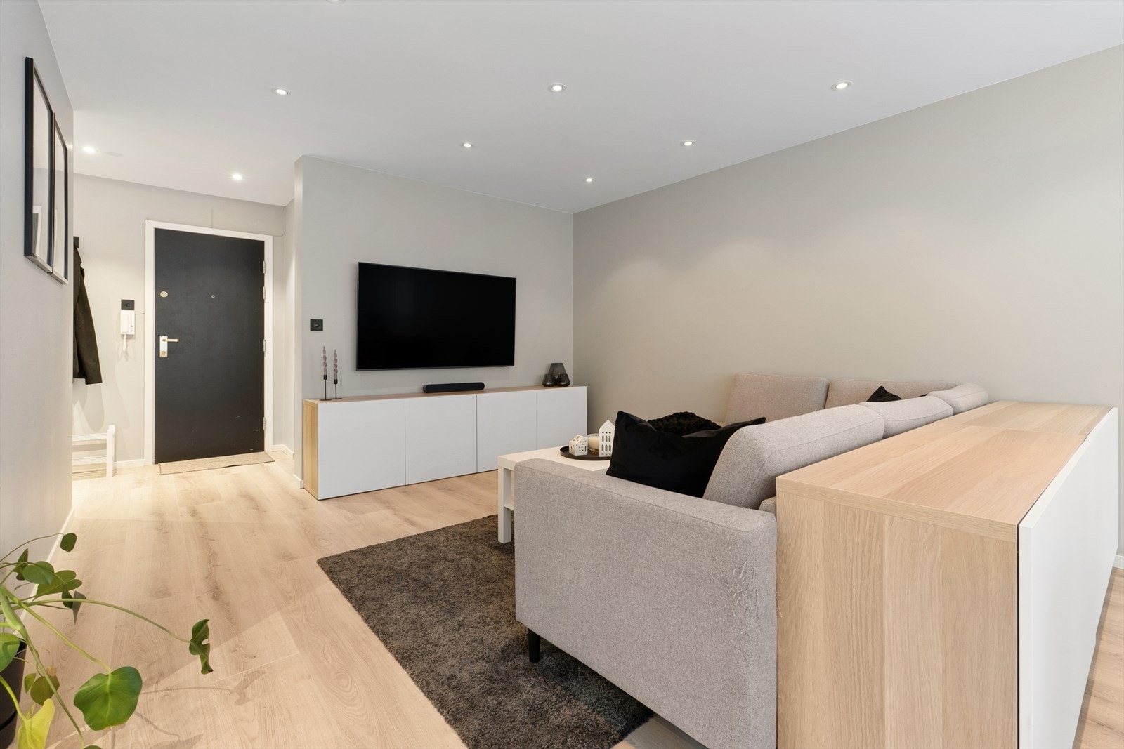 Her er det god plass til både tv-møblement, spise- og sofagruppe. Galleribilde