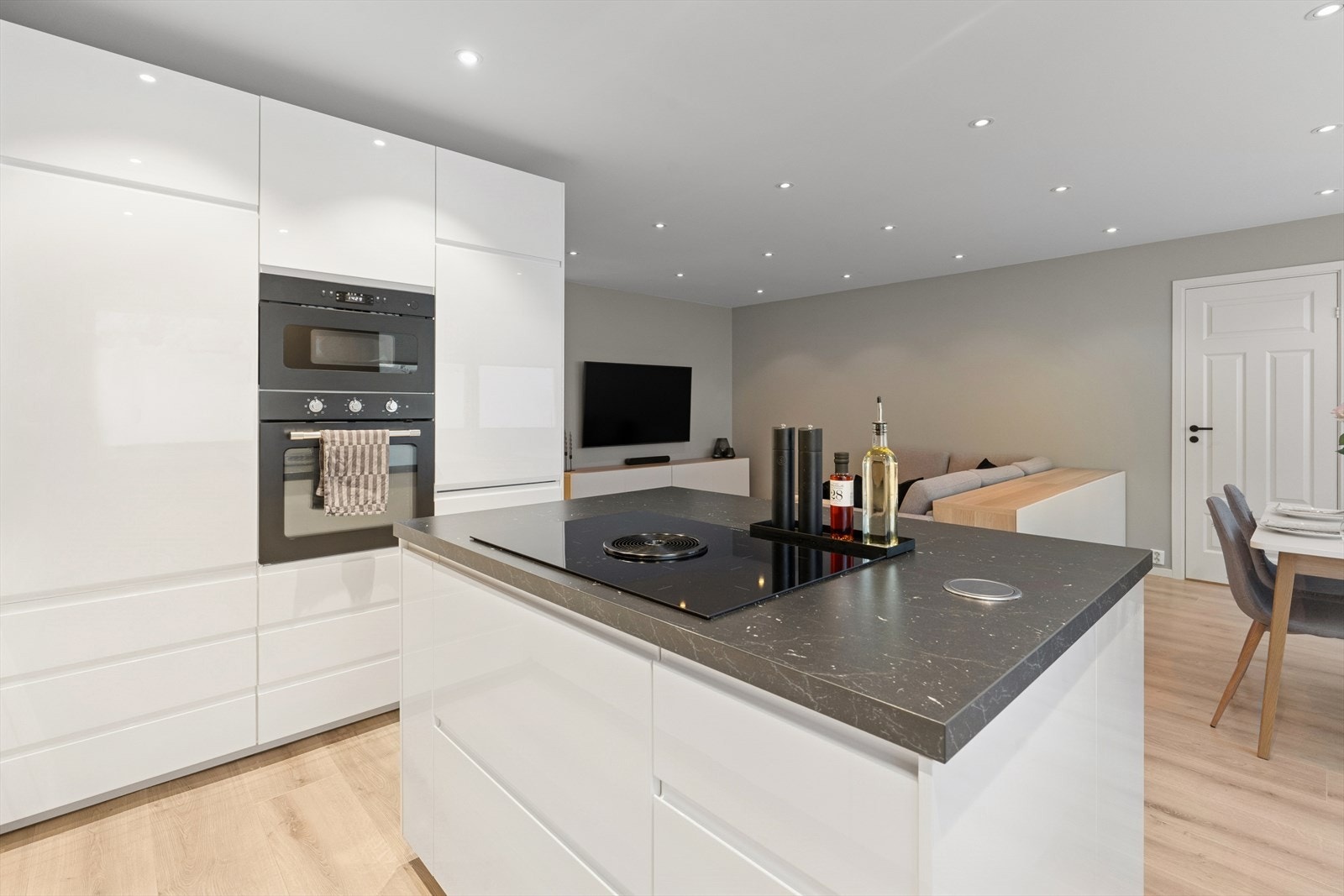 Flott og moderne IKEA kjøkkeninnredning med mye skap- og benkeplass. Galleribilde