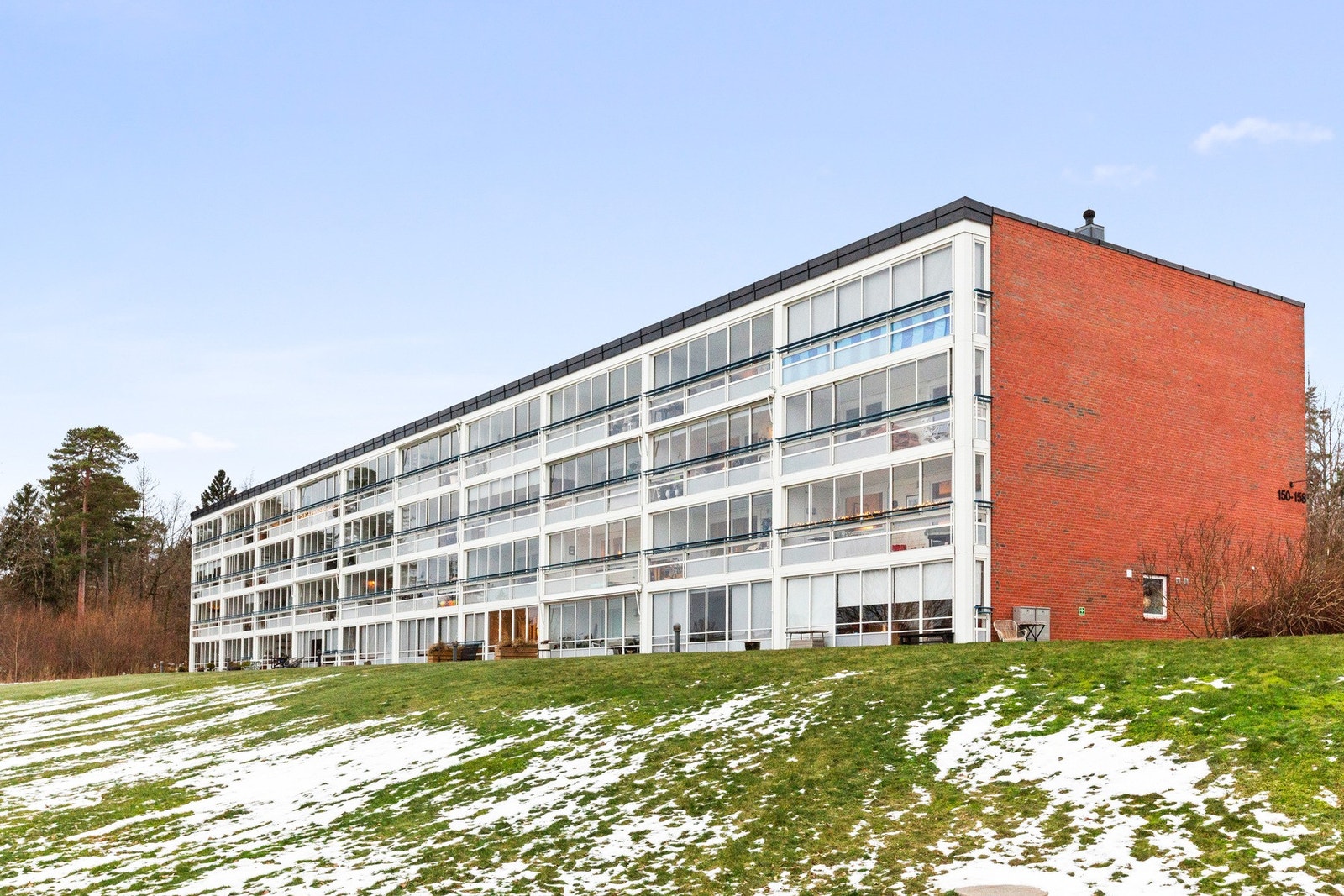 Her ligger alt til rette for et godt og praktisk liv i vakre omgivelser og med sjøen rett ved. Velkommen på visning! Galleribilde