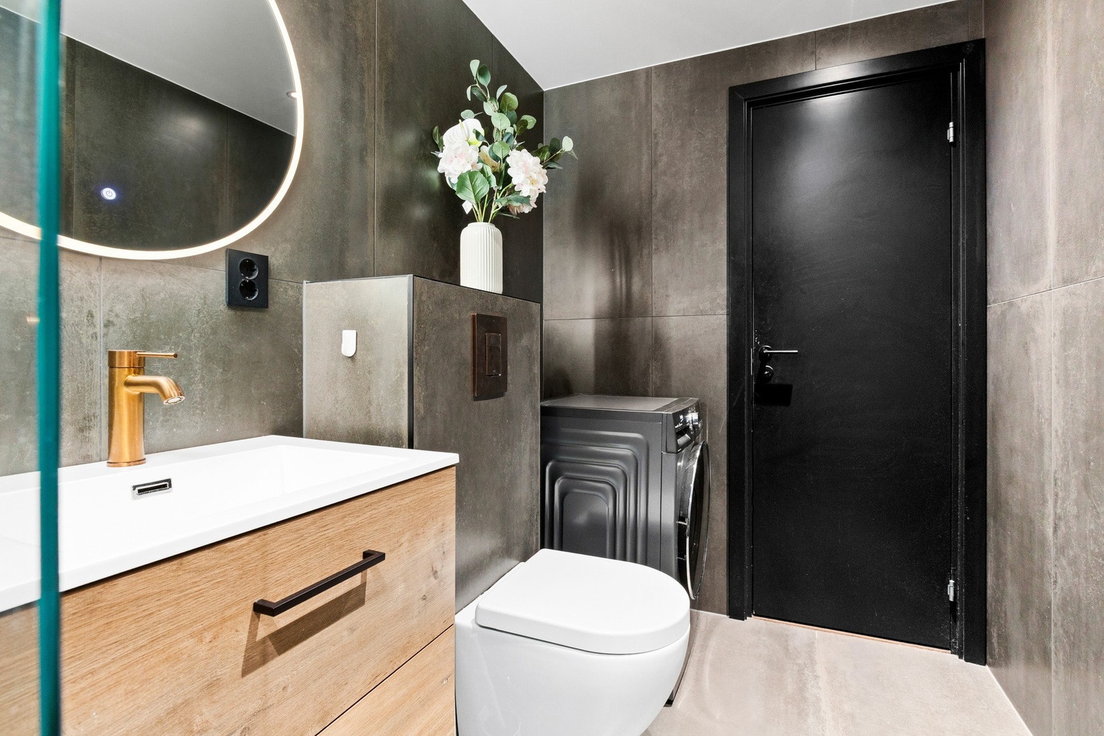 Badet er oppgradert i 2023 og fremstår som både stilrent og funksjonelt. Galleribilde