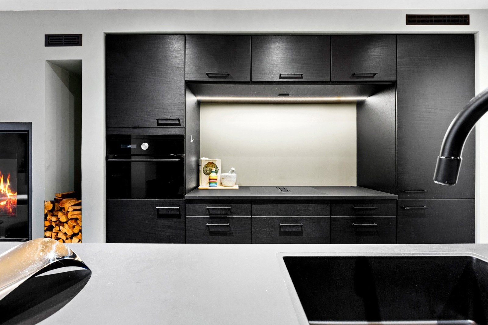 Kjøkkenet ligger i åpen løsning med stuen - perfekt for samspill mellom matlaging og familieliv. Galleribilde