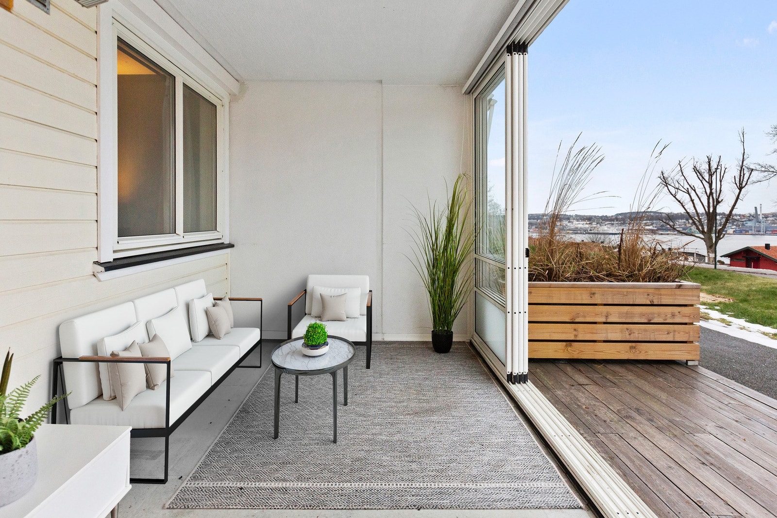 Den 15 m² store innglassede balkongen er et stort pluss, med morgen- og formiddagssol og god plass til utemøbler og grill (delvis digitalt møblert). Galleribilde