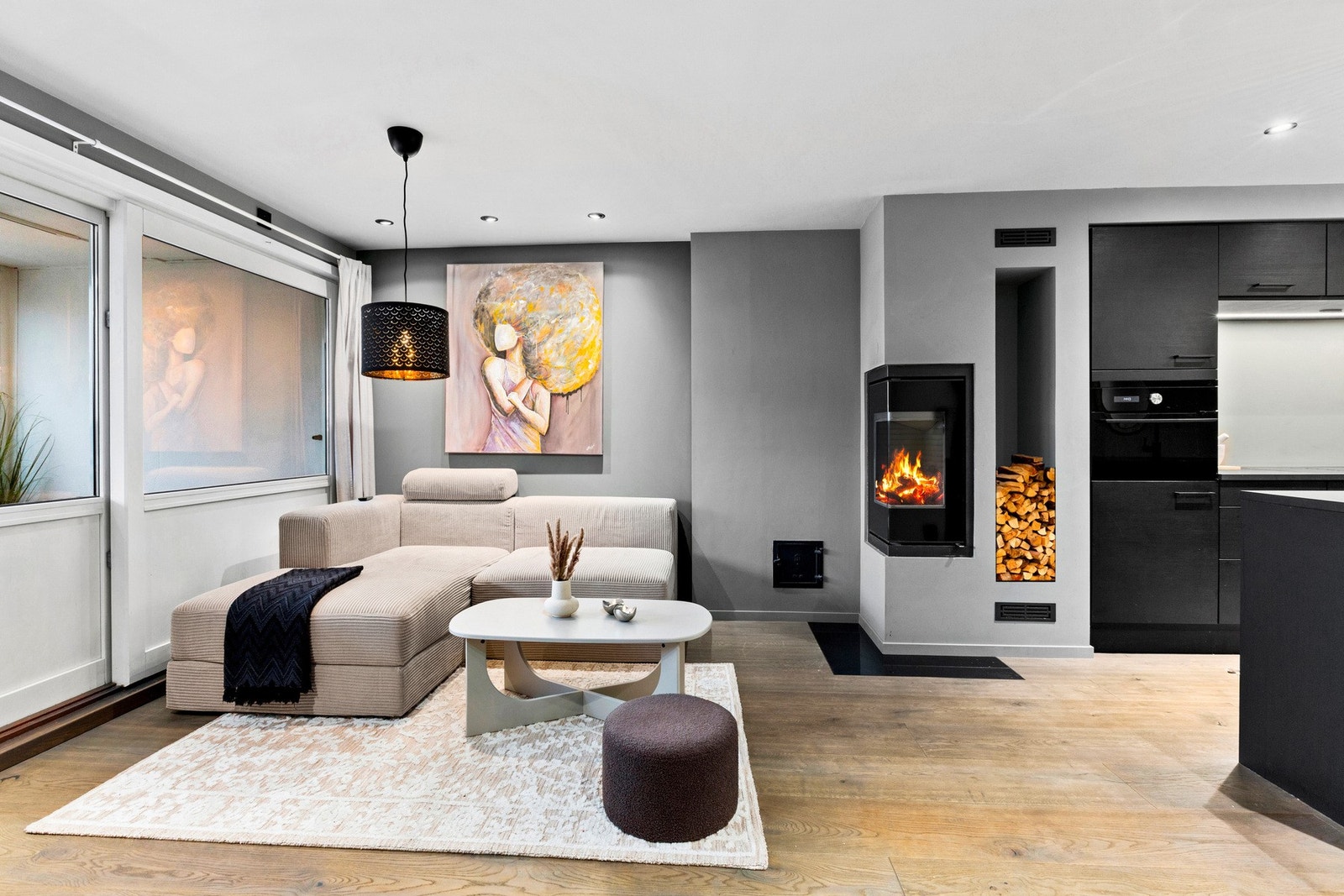 Her er det rom for både sofakrok og spiseplass, og med utgang til balkong får du et ekstra oppholdsrom i sommerhalvåret. Galleribilde