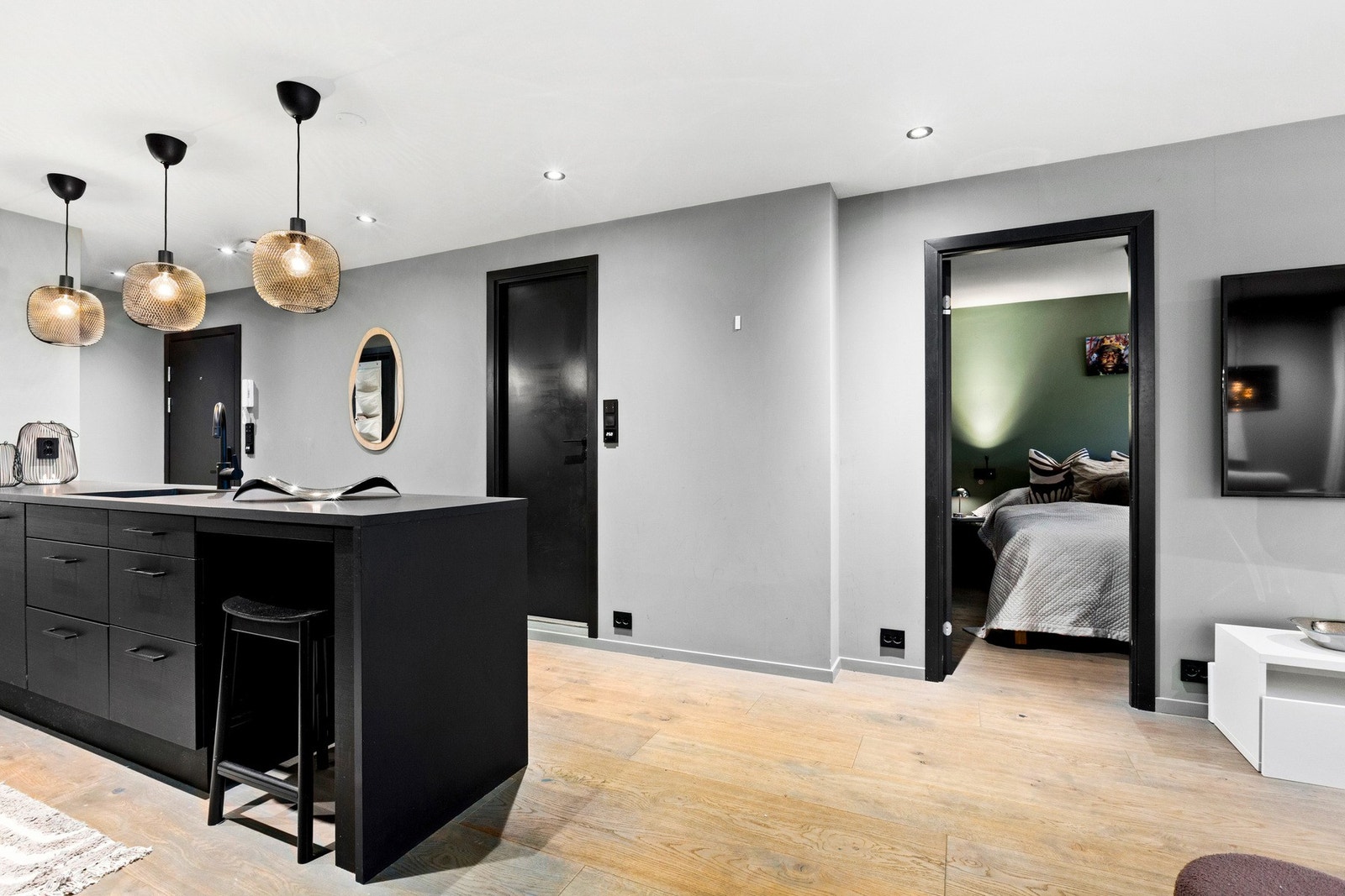 Leiligheten varmes opp med delikat peisinnsats, elektriske varmekabler på bad og øvrige rom med varmefolie. Galleribilde