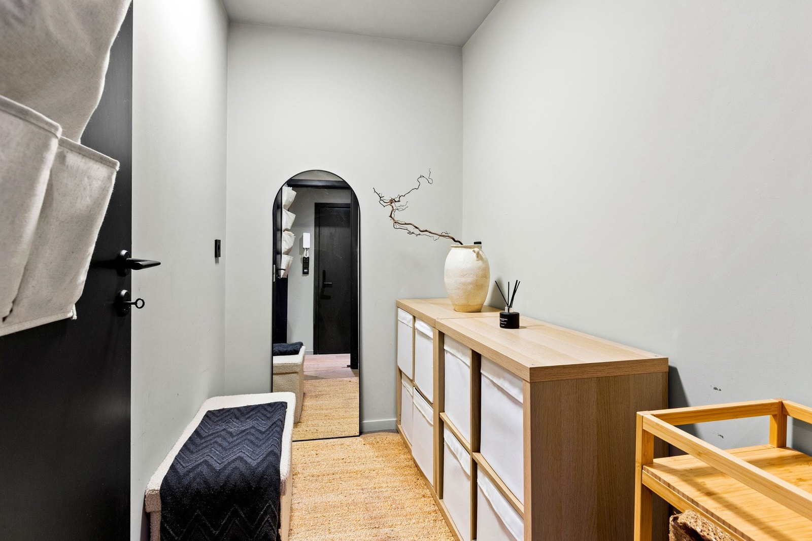 En praktisk innvendig bod skjuler sko og yttertøy, og gir et ryddig og godt førsteinntrykk. Galleribilde