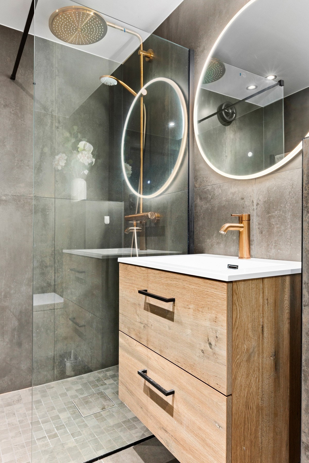 Rommet har innredning med nedfelt servant, veggfestet toalett, dusjhjørne og opplegg for vaskemaskin. Galleribilde