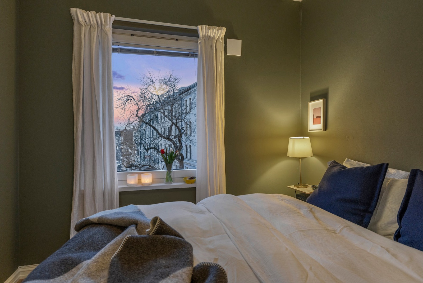 Store vindusflater bidrar til rikelig med naturlig dagslys og bidrar til en behagelig atmosfære i rommet. Galleribilde