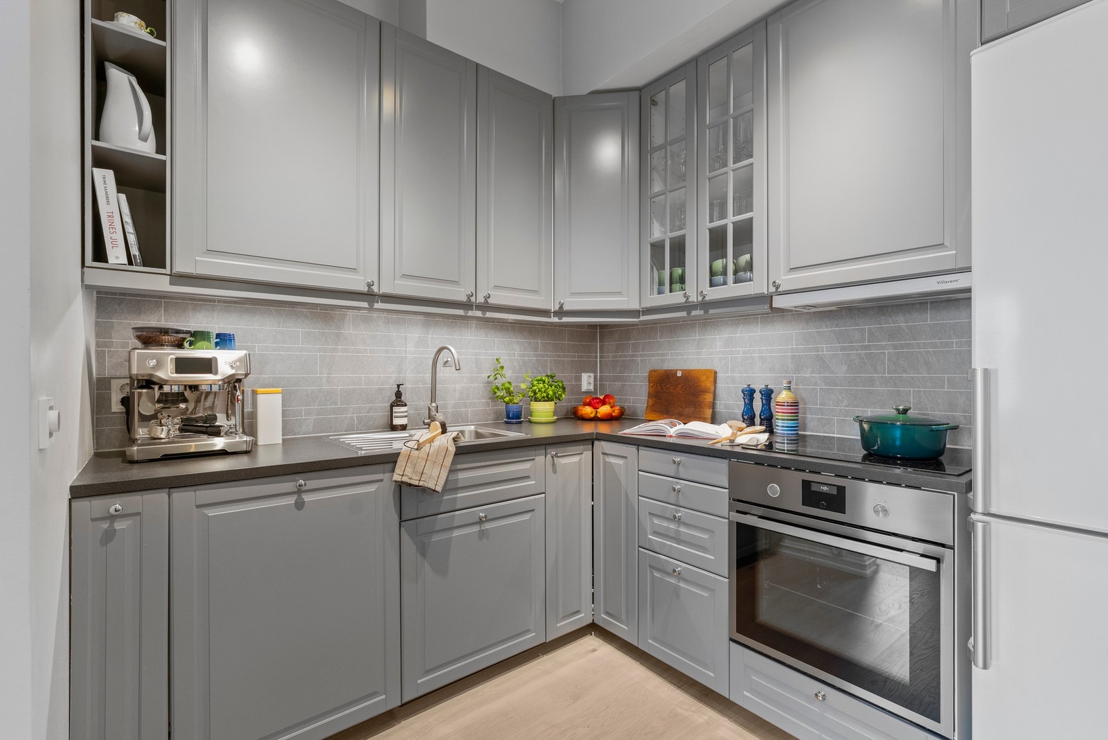 Flott innredning med profilierte fronter og belysning under overskap som gir et hyggelig uttrykk. Galleribilde