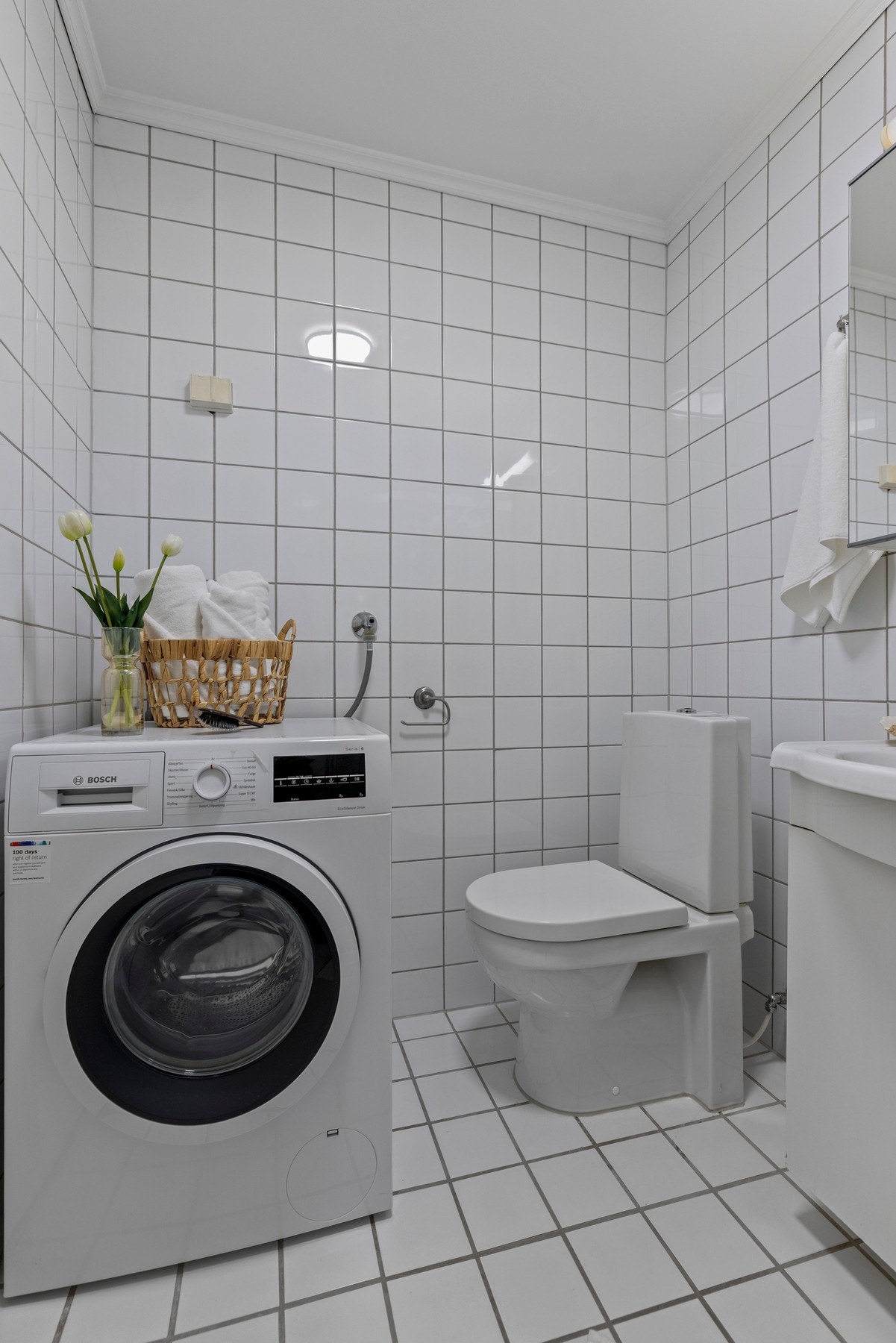 Stilrent bad med flislagte overflater på gulv og vegger. Ventilasjon med avtrekk i himling. Galleribilde