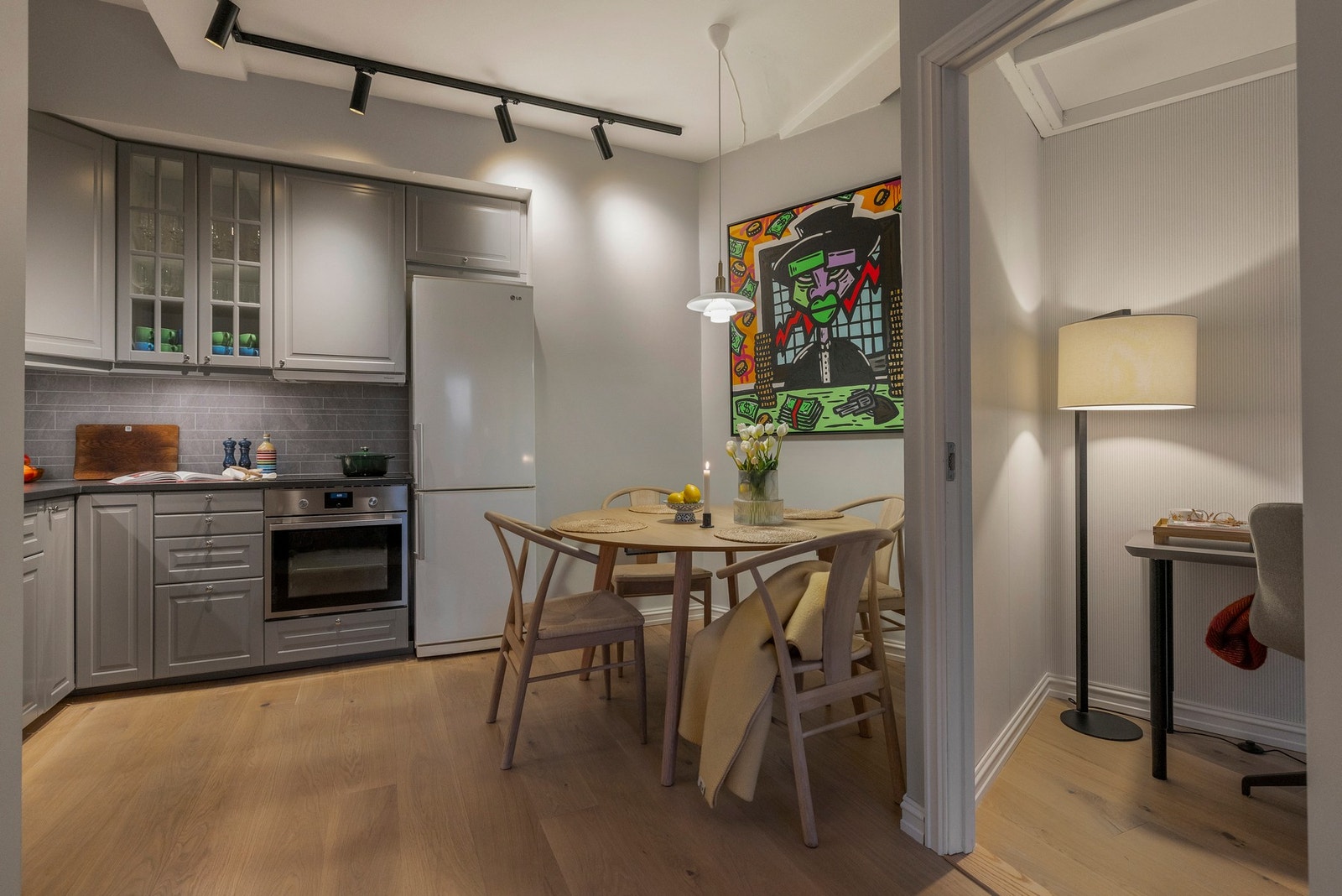 Kjøkkenet har en praktisk utforming med plass til egen sittegruppe. Galleribilde