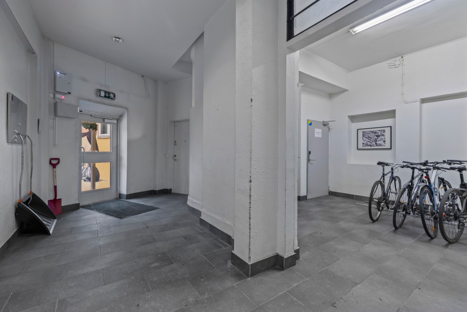 Felles innendørs sykkelbod med adkomst via låst dør, trygt og praktisk for helårsbruk Galleribilde