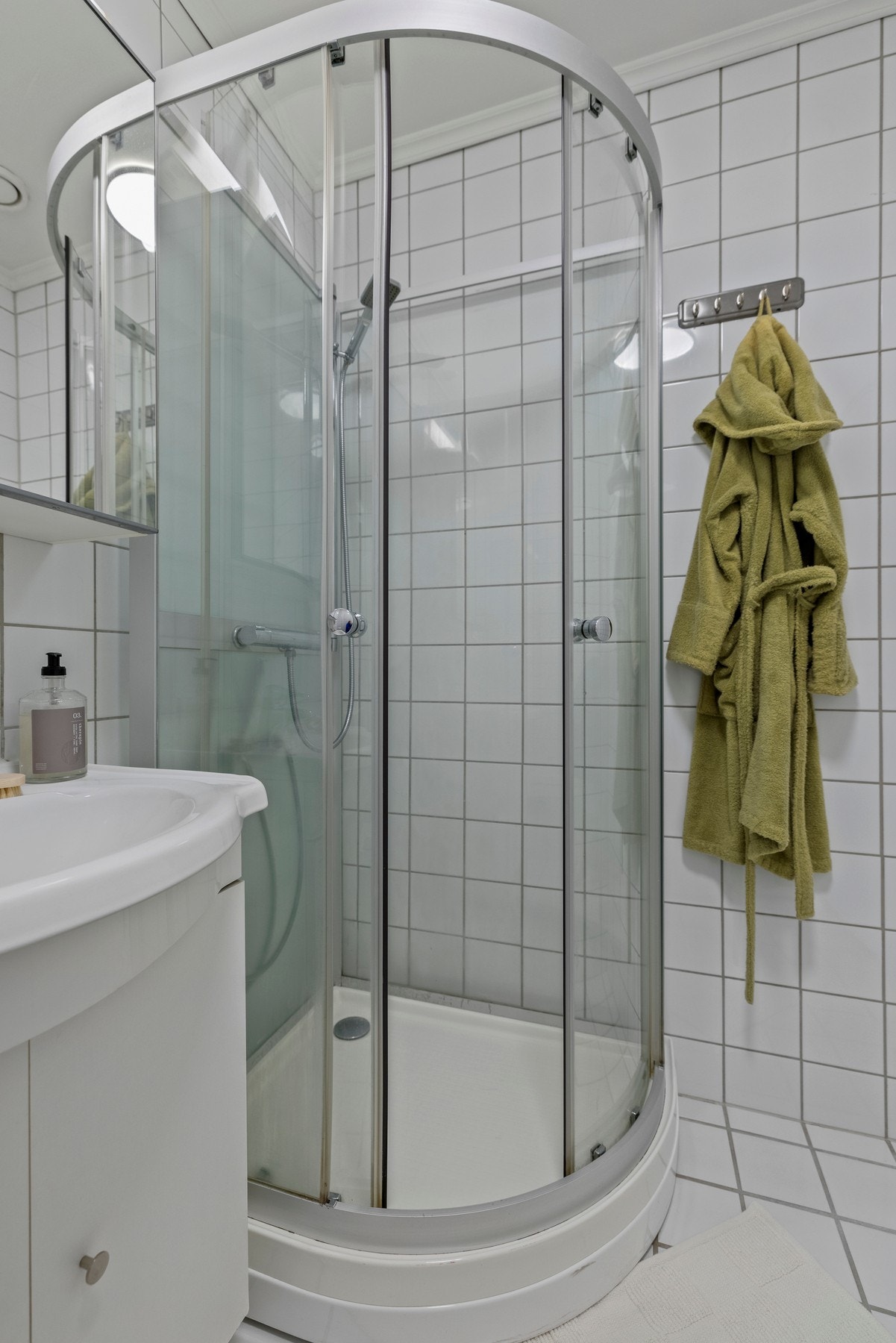 Rommet er innredet med praktisk dusjkabinett, samt opplegg for både vaskemaskin og tørketrommel. Galleribilde