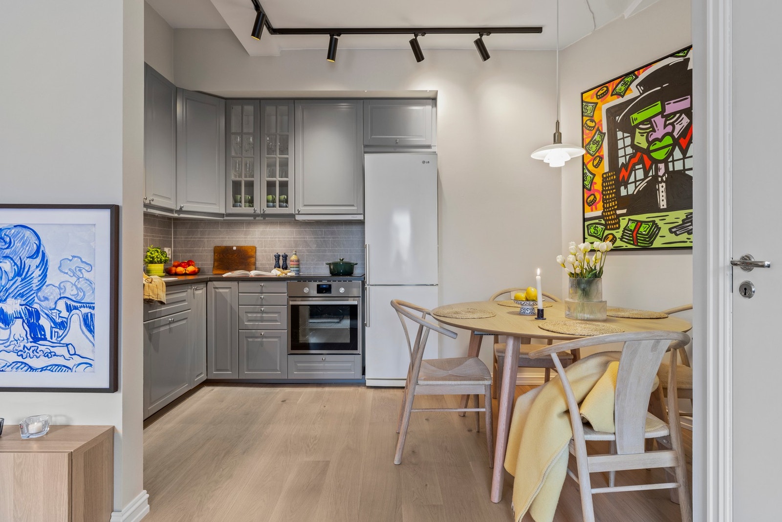 Delvis åpen kjøkken- og stueløsning som skaper en koselig sosial atmosfære. Galleribilde