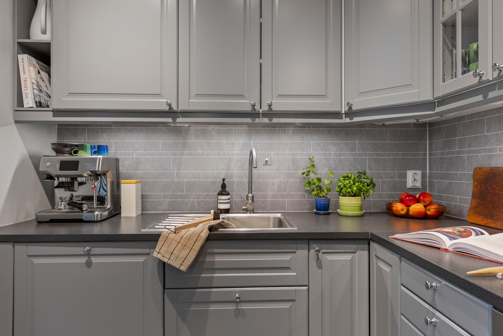 Kjøkkenet er utstyrt med integrerte hvitevarer som oppvaskmaskin, platetopp og stekeovn samt frittstående kjøleskap. Galleribilde