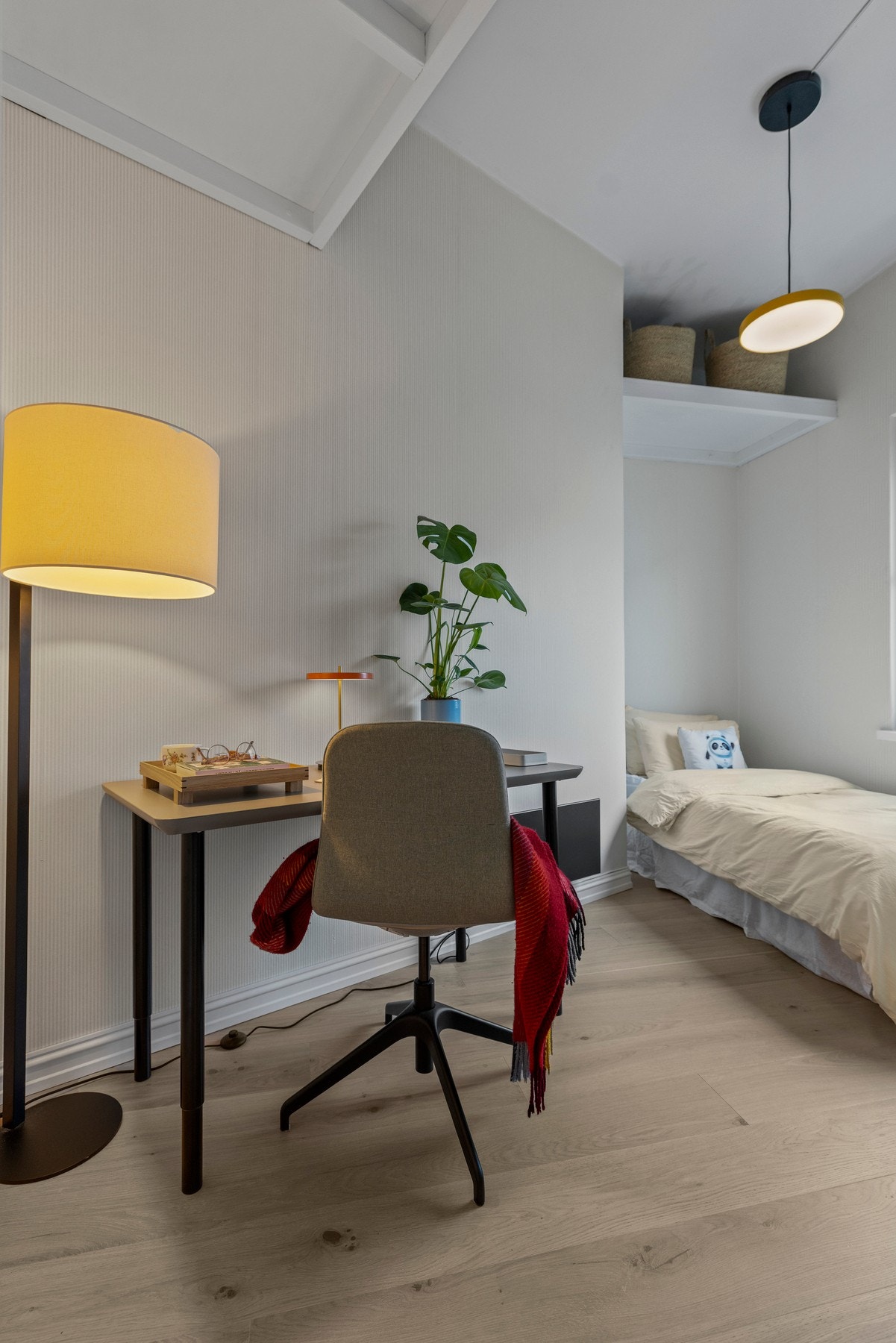 God takhøyde på rommet gir en luftig og behagelig romfølelse og er utnyttet med plassbygde hyller for ekstra oppbevaring. Galleribilde