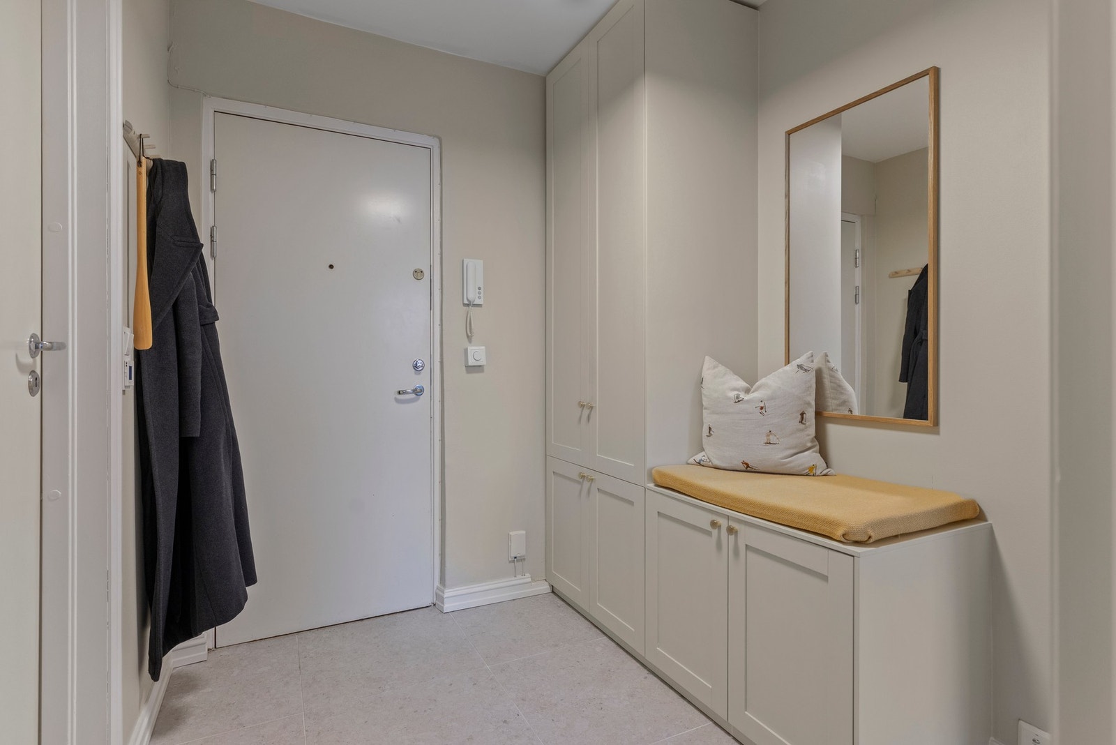 Gode muligheter for oppbevaring med plassbygget garderobeskap for å henge fra seg både yttertøy og sko. Galleribilde