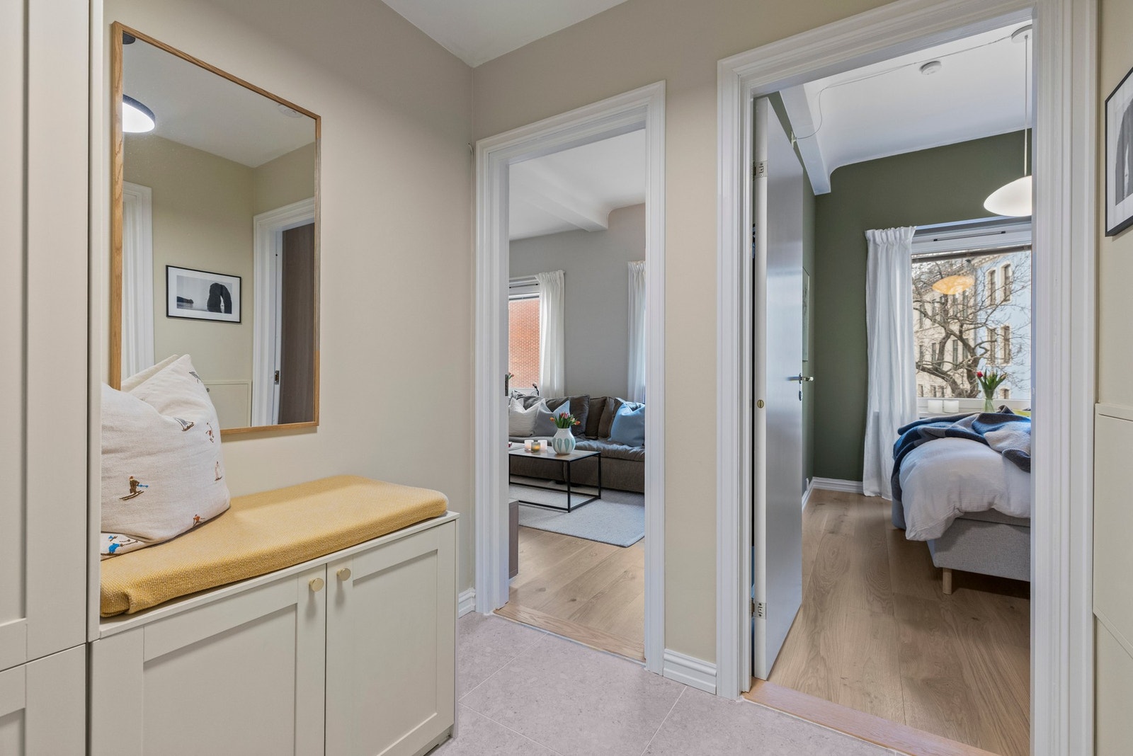 Innbydende entré med nytt flislagt gulv med varmekabler. Galleribilde