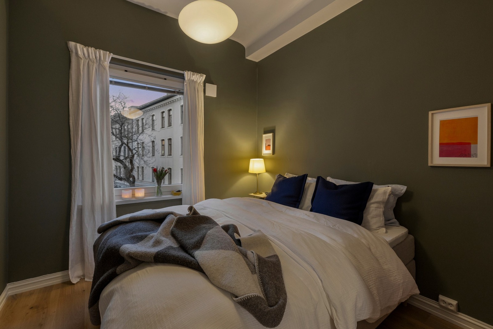 Hovedsoverommet er av god størrelse med plass til dobbeltseng og tilhørende møblement. Galleribilde