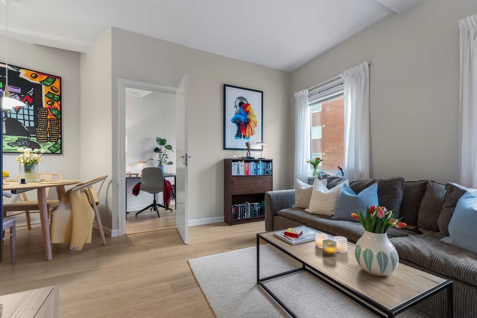 Stuen er leilighetens naturlige samlingspunkt. Med god takhøyde på ca. 2.9m! Galleribilde