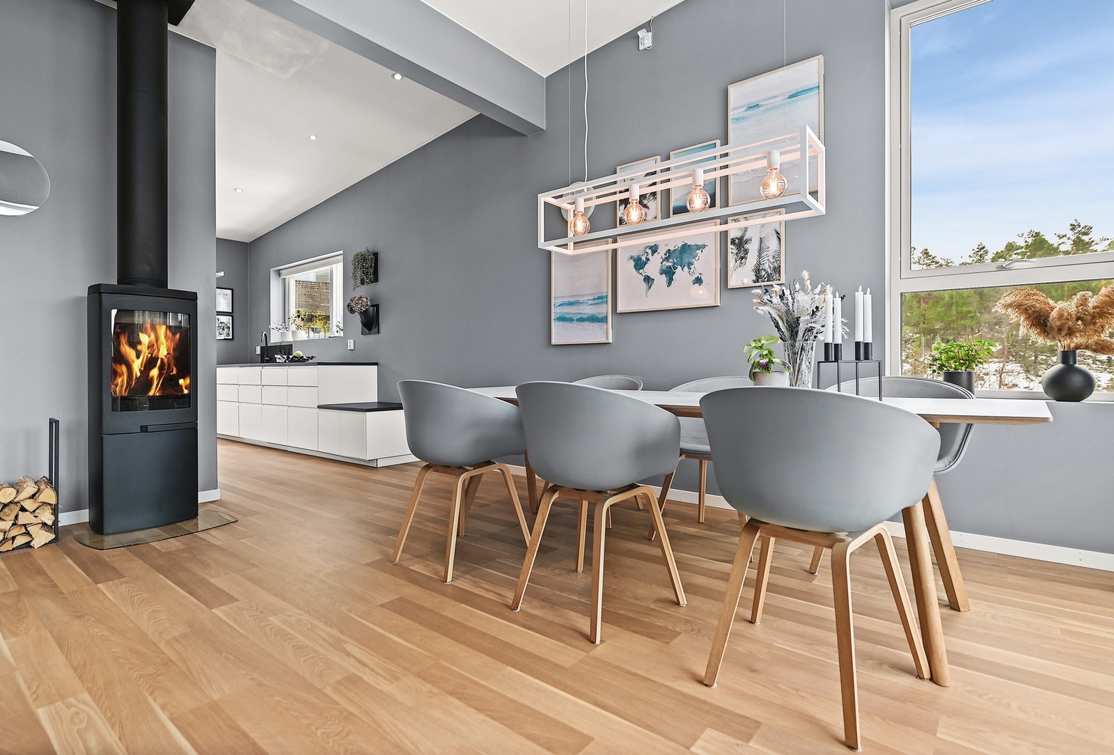 Romslig og åpen stueløsning med god takhøyde Galleribilde