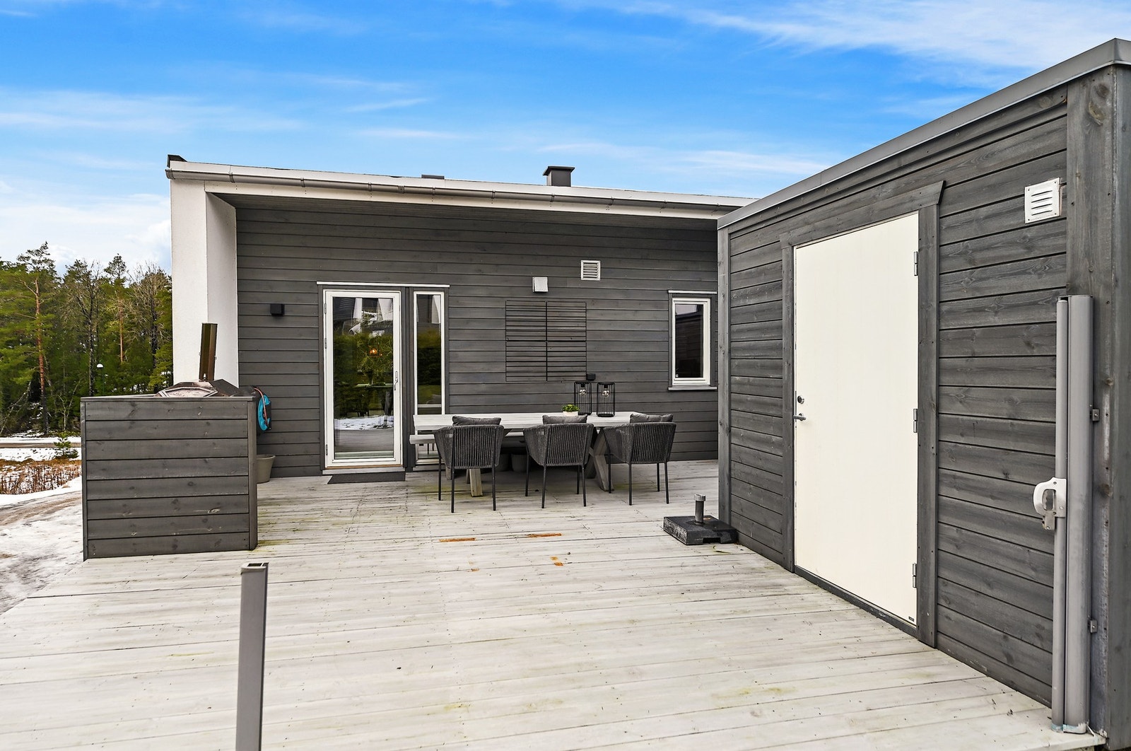 Solrik terrasse med egen utebod Galleribilde