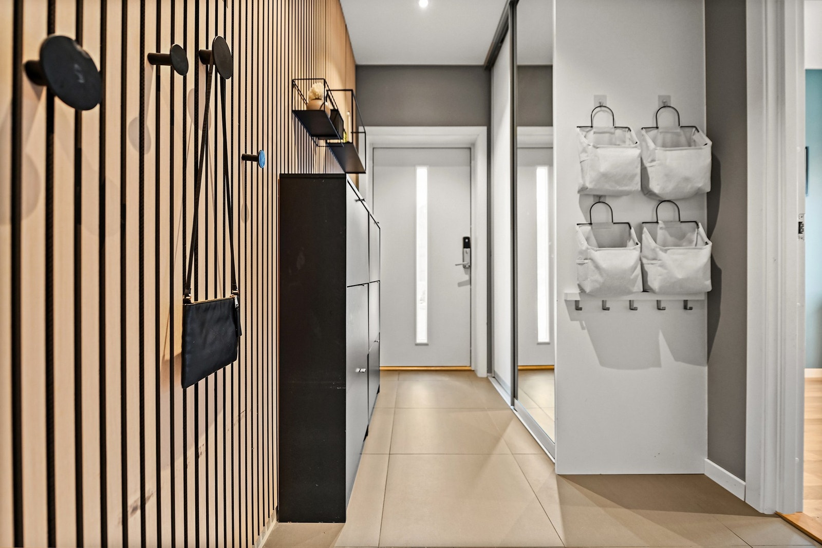 Entré med skyvedørsgarderobe Galleribilde