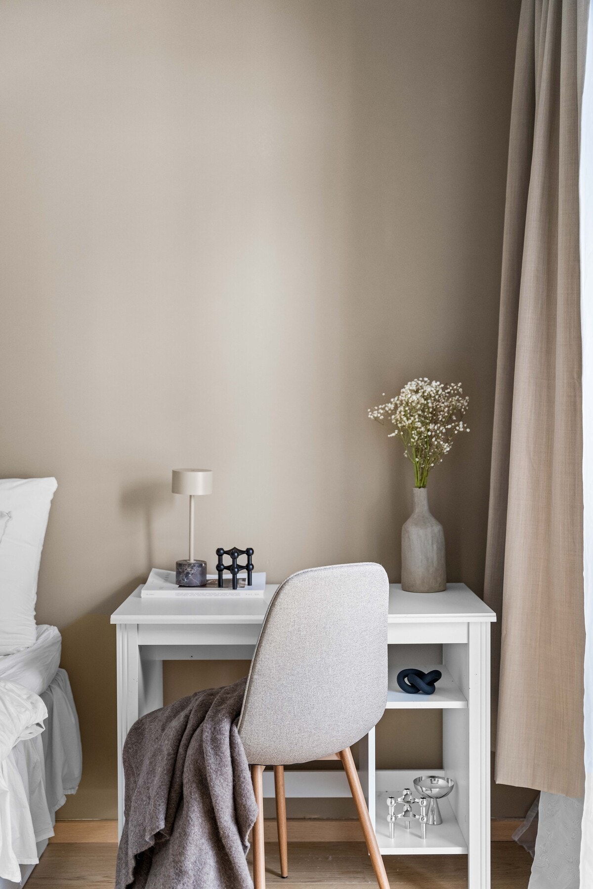 Soverommet har malte veggflater i tidsriktige fargevalg. Galleribilde