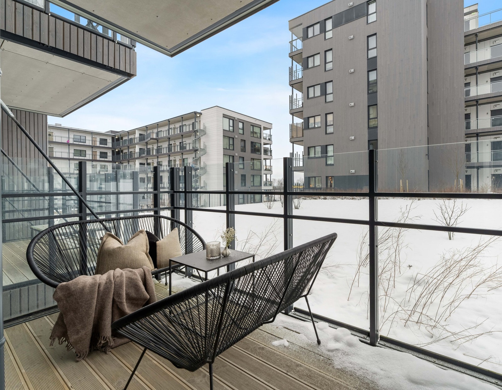 Fra stuen er det utgang til en vestvendt terrasse på 6 kvm, hvor man kan nyte late dager og sene kvelder i hyggelige omgivelser. Galleribilde