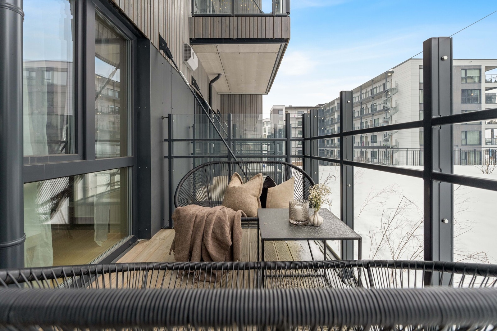 På terrassen er det fin avsatt plass til utemøblement etter eget ønske og behov. Galleribilde