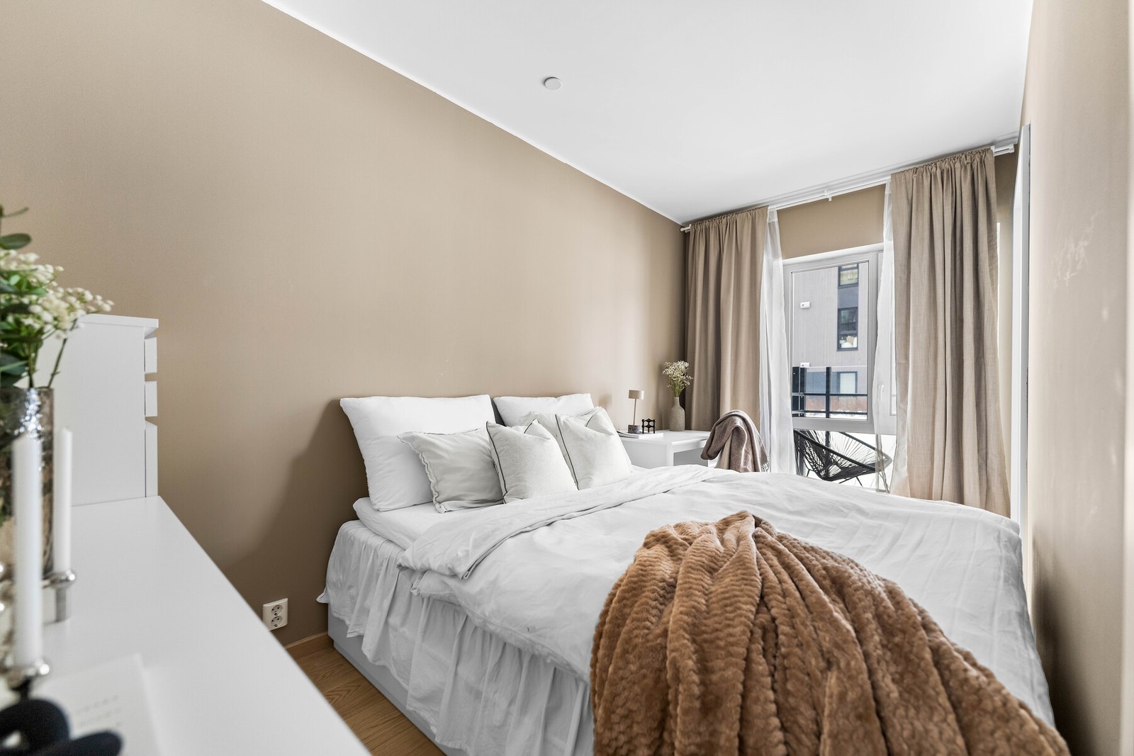 Leiligheten har ett romslig og tiltalende soverom, av samme kvalitet og standard som resten av leiligheten. Galleribilde