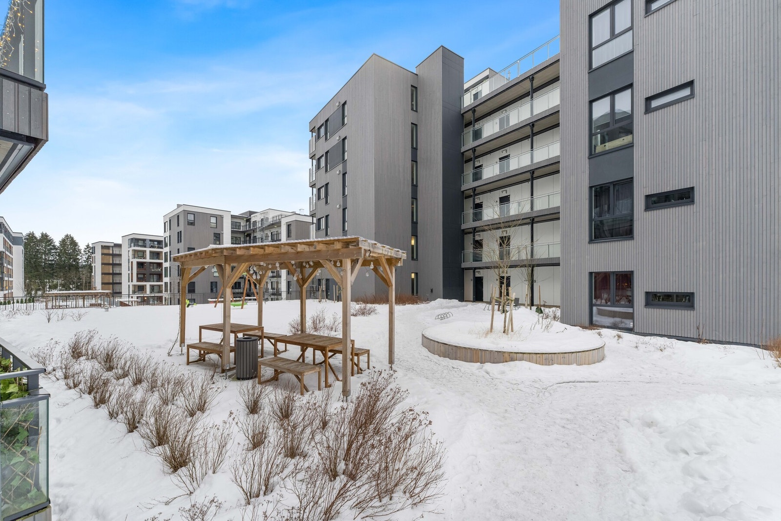 Felles eiet tomt i sameiet på ca. 1 279 kvm. Fellesarealet er pent opparbeidet med grøntareal, sittegrupper, lekeområde, samt asfalterte internveier. Galleribilde