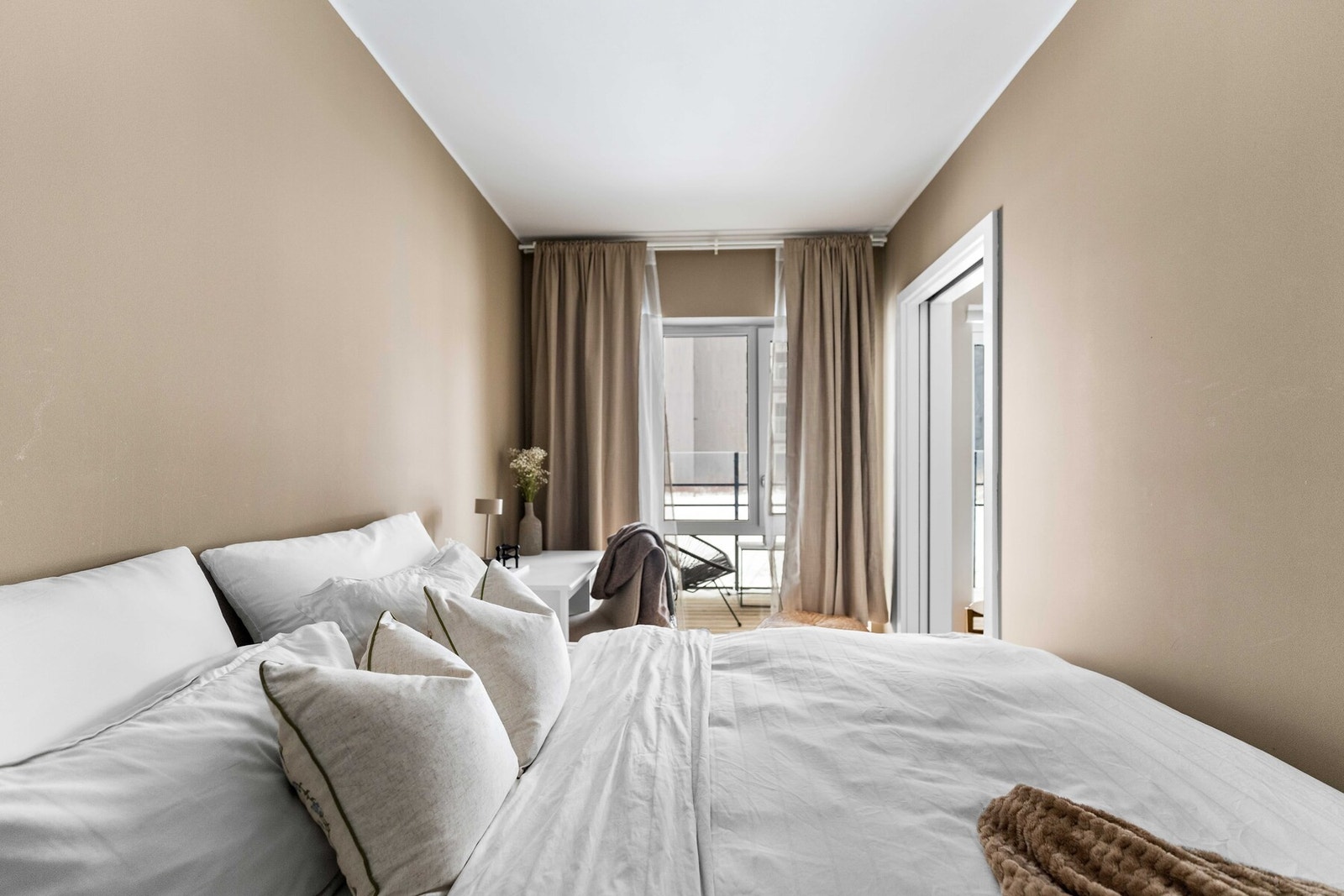 Det er god avsatt plass til dobbeltseng med tilhørende nattbord på hver side, samt garderobeløsning etter ønske. Galleribilde