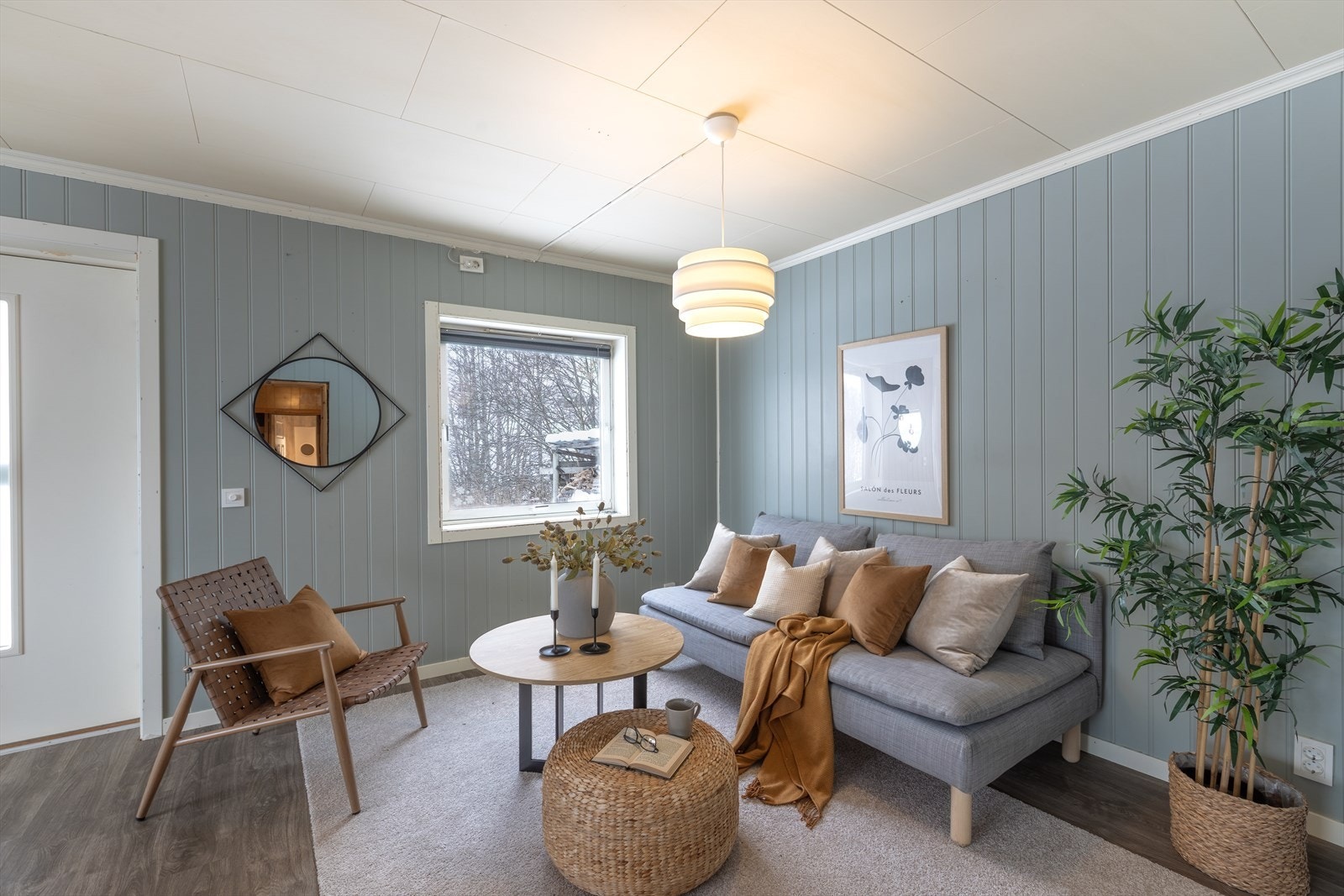 Lyse vegger og store vinduer gir et lyst og trivelig oppholdsrom. Galleribilde