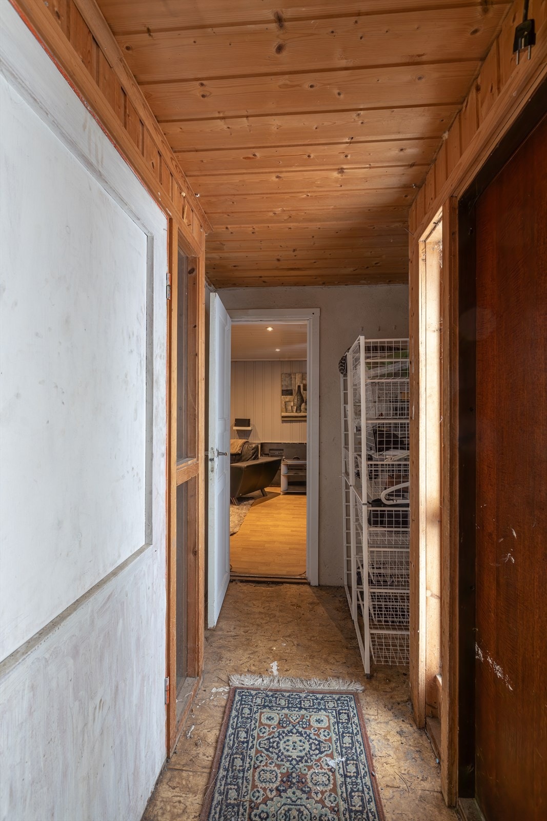 Innredet kjeller med egen inngang. Areal er ikke omsøkt bruksendret fra kjeller til beboelsesrom. Galleribilde