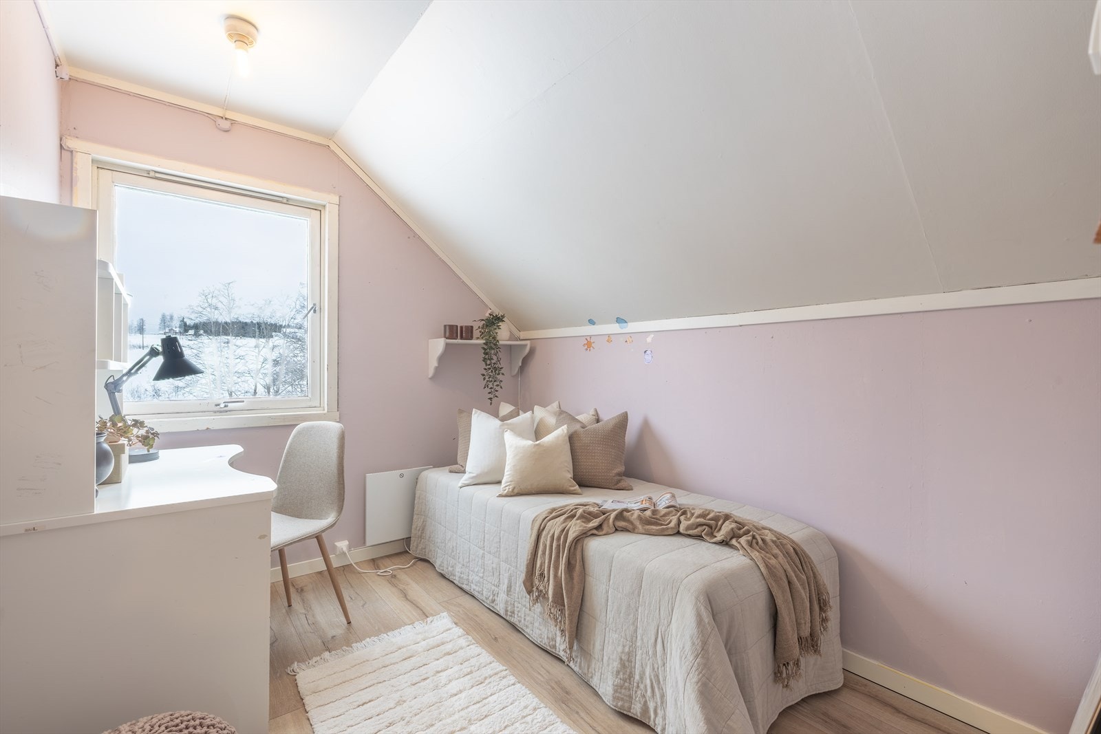 Store vindusflater gir god utsikt og lys. Galleribilde