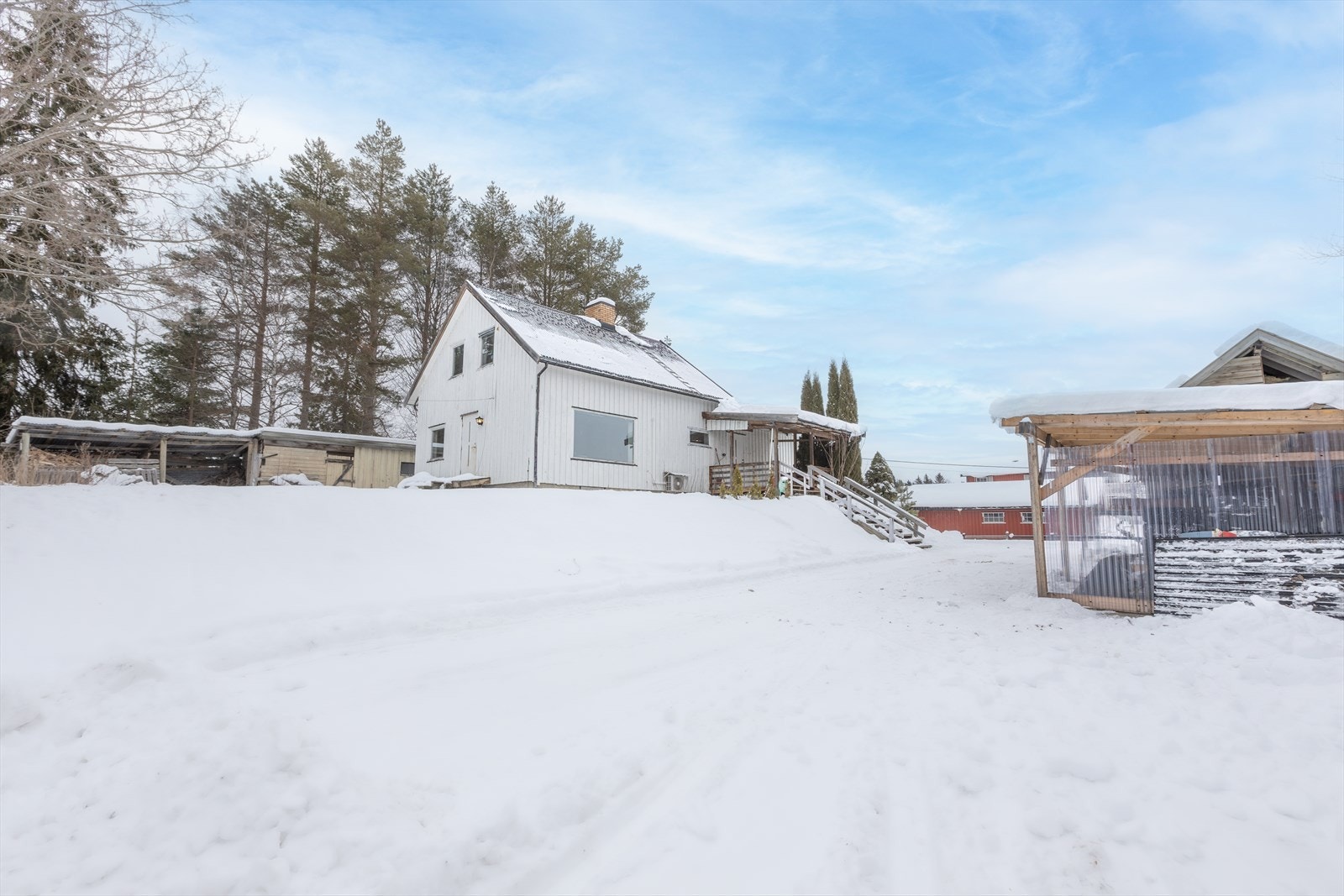 Enebolig fra 1966 med tilbygget del, ligger på en opparbeidet tomt med gruset adkomst. Galleribilde