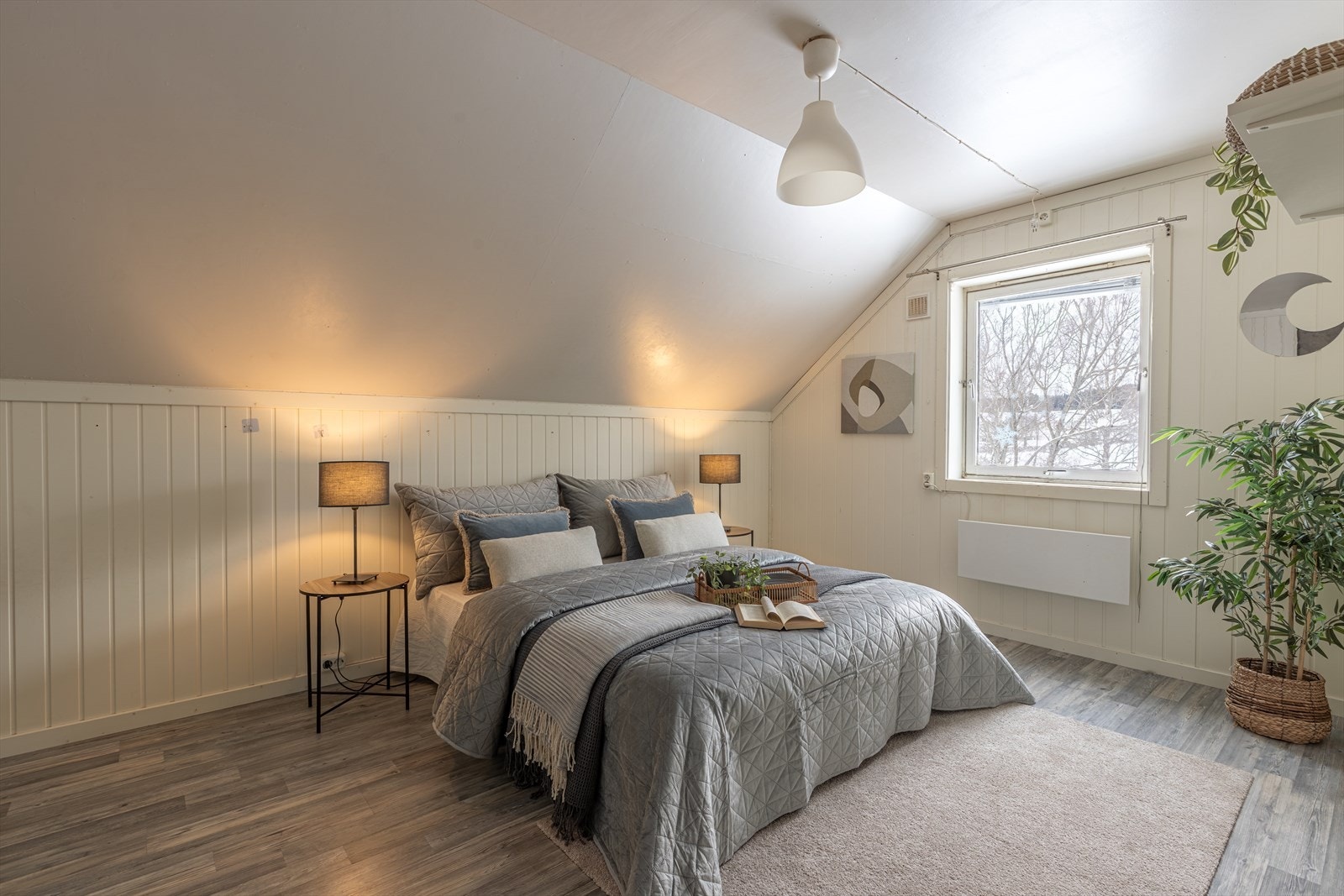 Panelvegger og laminatgulv gir et solid inntrykk. Galleribilde